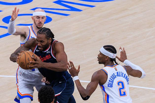 April 8, 2026, Inglewood, California, USA: Kawhi Leonard 2 of the Los Angeles Clippers drives past Alex Caruso 9 and Shai Gilgeous-Alexander 2 of the Oklahoma City Thunder during a 2026 NBA, Basketball Herren, USA regular season game on Wednesday April 8, 2026 at Intuit Dome Arena in Inglewood, California. JAVIER ROJAS PI Inglewood USA - ZUMAp124 20260408_zaa_p124_013 Copyright: xJavierxRojasx