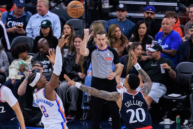 April 8, 2026, Inglewood, California, USA: Shai Gilgeous-Alexander 2 of the Oklahoma City Thunder puts a shot over John Collins 20 of the Los Angeles Clippers during a 2026 NBA, Basketball Herren, USA regular season game on Wednesday April 8, 2026 at Intuit Dome Arena in Inglewood, California. JAVIER ROJAS PI Inglewood USA - ZUMAp124 20260408_zaa_p124_019 Copyright: xJavierxRojasx