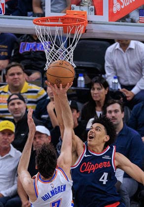April 8, 2026, Inglewood, California, USA: Kobe Sanders 4 of the Los Angeles Clippers tries to block a shot by Chet Holmgren 7 of the Oklahoma City Thunder during a 2026 NBA, Basketball Herren, USA regular season game on Wednesday April 8, 2026 at Intuit Dome Arena in Inglewood, California. JAVIER ROJAS PI Inglewood USA - ZUMAp124 20260408_zaa_p124_022 Copyright: xJavierxRojasx