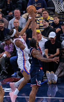 April 8, 2026, Inglewood, California, USA: Kawhi Leonard 2 of the Los Angeles Clippers tries to block a shot by Shai Gilgeous-Alexander 2 of the Oklahoma City Thunder during a 2026 NBA, Basketball Herren, USA regular season game on Wednesday April 8, 2026 at Intuit Dome Arena in Inglewood, California. JAVIER ROJAS PI Inglewood USA - ZUMAp124 20260408_zaa_p124_023 Copyright: xJavierxRojasx