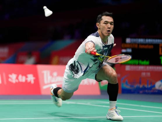 (260409) -- NINGBO, April 9, 2026 -- Jonatan Christie of Indonesia hits a return during the men s singles round of 16 match against Okimoto Yudai of Japan at Badminton Asia Championships 2026 in Ningbo, east China s Zhejiang Province, April 9, 2026. ) (SP)CHINA-NINGBO-BADMINTON-ASIA CHAMPIONSHIPS 2026(CN) SunxFei 