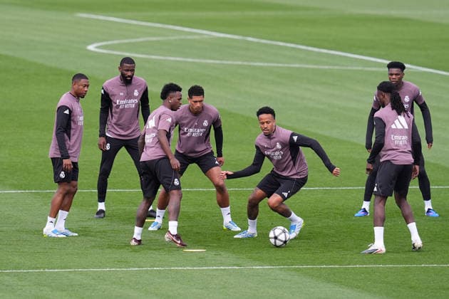 April 9, 2026, Valdebebas, Madrid, Spain: Eder Militao and Jude Bellingham during the training day of Real Madrid ahead the Spanish League, LaLiga EA Sports, football match against Girona FC at Ciudad Deportiva Real Madrid on April 09, 2026, in Valdebebas, Madrid, Spain. Valdebebas Spain - ZUMAa181 20260409_zaa_a181_024 Copyright: xDennisxAgyemanx