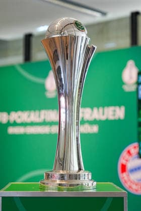 09.04.2026, xydrx, Fußball, DFB Pokal, Frauen, Finalisten-Talk und Cup Handover, Saison 2025 2026, Rhein-Energie-Stadion: Trophäe des DFB Pokals der Frauen DFB regulations prohibit any use of photographs as image sequences and or quasi-video. Copyright: HMBxMedia YannisxDreimann