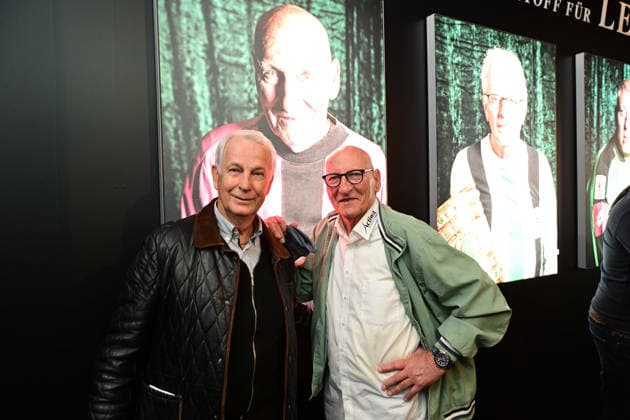 09.04.2026; Moenchengladbach; Fussball, Herren, Saison 2025 2026, Borussia Moenchengladbach - Fohlenwelt - Sonderausstellung - Stoff fuer Legenden - Borussen in ihren Trikots v. li. Rainer Bonhof (Praesident Gladbach) mit Gladbach-Legende Wolfgang Kleff vor seinem Portrait DFL regulations prohibit any use of photographs as image sequences and or quasi-video. Borussia-Park NRW Deutschland *** 09 04 2026 Moenchengladbach Fußball, Herren, Saison 2025 2026, Borussia Moenchengladbach Fohlenwelt Sonderausstellung Stoff fuer Legenden Borussen in ihren Trikots v li Rainer Bonhof Praesident Gladbach mit Gladbach Legende Wolfgang Kleff vor seinem Portrait DFL regulations prohibit any use of photographs as image sequences and or quasi video Borussia Park NRW Deutschland