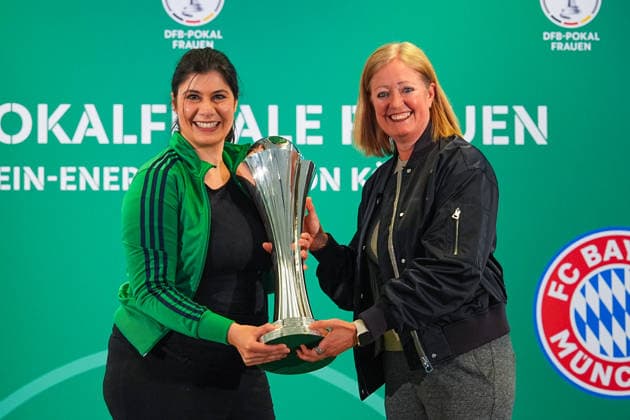 09.04.2026, xydrx, Fußball, DFB Pokal, Frauen, Finalisten-Talk und Cup Handover, Saison 2025 2026, Rhein-Energie-Stadion: Derya Karadag (Bürgermeisterin Stadt Köln) nimmt die Trophäe des DFB-Pokals der Frauen von Renate Lingor (DFB-Vertreterin) überreicht entgegen DFB regulations prohibit any use of photographs as image sequences and or quasi-video. Copyright: HMBxMedia YannisxDreimann