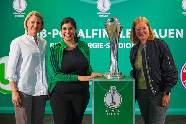 09.04.2026, xydrx, Fußball, DFB Pokal, Frauen, Finalisten-Talk und Cup Handover, Saison 2025 2026, Rhein-Energie-Stadion: Sonja Fuss (Kölner Sportbotschafterin) Derya Karadag (Bürgermeisterin Stadt Köln) und Renate Lingor (DFB-Vertreterin) posieren mit der Trophäe DFB regulations prohibit any use of photographs as image sequences and or quasi-video. Copyright: HMBxMedia YannisxDreimann