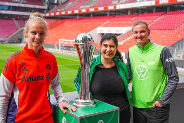 09.04.2026, xydrx, Fußball, DFB Pokal, Frauen, Finalisten-Talk und Cup Handover, Saison 2025 2026, Rhein-Energie-Stadion: Anna Klink (FC Bayern München) Derya Karadag (Bürgermeisterin Stadt Köln) und Alexandra Popp (VfL Wolfsburg) posieren zusammen mit der Trophäe DFB regulations prohibit any use of photographs as image sequences and or quasi-video. Copyright: HMBxMedia YannisxDreimann