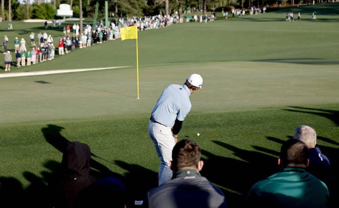 Golf 2026 Masters Tournament - Round 1 Carlos Ortiz of Mexico chips the ball on to the putting green on hole 2 in Round 1 of the 2026 Masters tournament in August, Georgia, USA, 09 April 2026. Augusta United States  Copyright: xERIKxS.xLESSERx