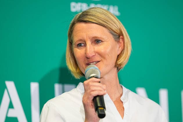 09.04.2026, xydrx, Fußball, DFB Pokal, Frauen, Finalisten-Talk und Cup Handover, Saison 2025 2026, Rhein-Energie-Stadion: onja Fuss (Kölner Sportbotschafterin) DFB regulations prohibit any use of photographs as image sequences and or quasi-video. Copyright: HMBxMedia YannisxDreimann