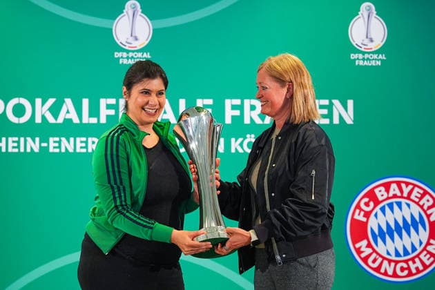 09.04.2026, xydrx, Fußball, DFB Pokal, Frauen, Finalisten-Talk und Cup Handover, Saison 2025 2026, Rhein-Energie-Stadion: Derya Karadag (Bürgermeisterin Stadt Köln) nimmt die Trophäe des DFB-Pokals der Frauen von Renate Lingor (DFB-Vertreterin) überreicht entgegen DFB regulations prohibit any use of photographs as image sequences and or quasi-video. Copyright: HMBxMedia YannisxDreimann