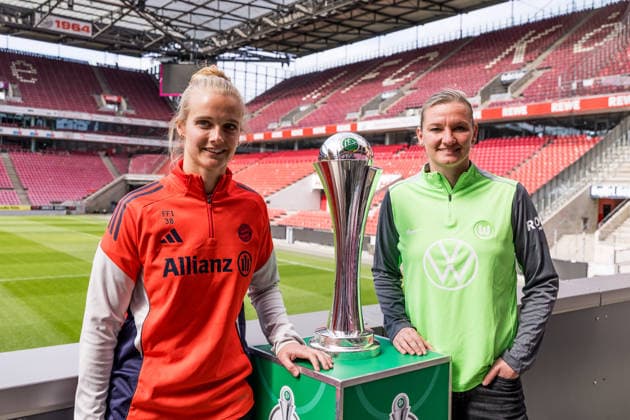 DFB-Pokal der Frauen: Finalistinnen-Talk & Cup-Handover; 09.04.2026 Anna Klink (FC Bayern München) und Alexandra Popp (VfL Wolfsburg) posieren mit DFB Pokal der Frauen im Stadion DFB-Pokal der Frauen: Finalistinnen-Talk & Cup-Handover, Köln, RheinEnergiestadion am 09.04.2026 Copyright: xBEAUTIFULxSPORTS Wunderlx