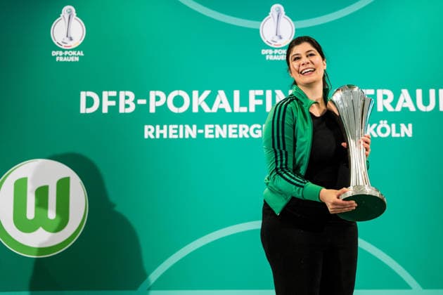 DFB-Pokal der Frauen: Finalistinnen-Talk & Cup-Handover; 09.04.2026 Renate Lingor (DFB) übergibt den DFB Pokal der Frauen an Derya Karadag (Bürgermeisterin der Stadt Köln) DFB-Pokal der Frauen: Finalistinnen-Talk & Cup-Handover, Köln, RheinEnergiestadion am 09.04.2026 Copyright: xBEAUTIFULxSPORTS Wunderlx