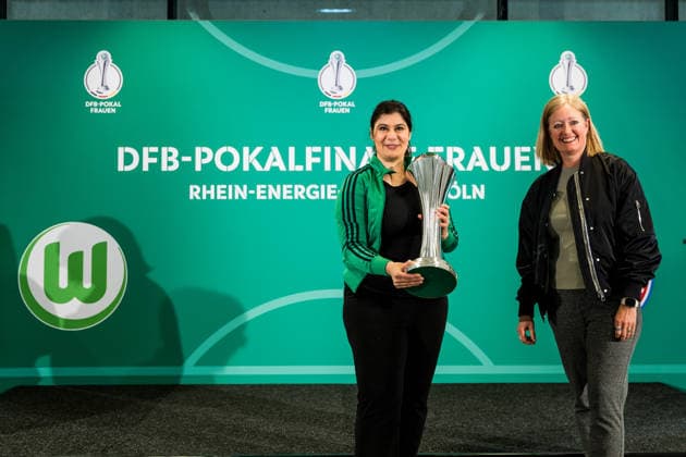 DFB-Pokal der Frauen: Finalistinnen-Talk & Cup-Handover; 09.04.2026 Renate Lingor (DFB) übergibt den DFB Pokal der Frauen an Derya Karadag (Bürgermeisterin der Stadt Köln) DFB-Pokal der Frauen: Finalistinnen-Talk & Cup-Handover, Köln, RheinEnergiestadion am 09.04.2026 Copyright: xBEAUTIFULxSPORTS Wunderlx
