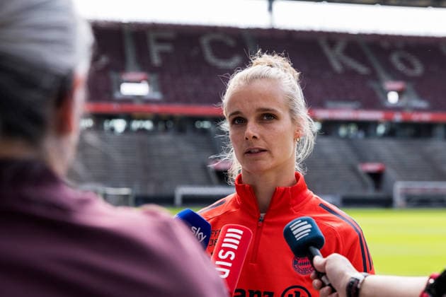 DFB-Pokal der Frauen: Finalistinnen-Talk & Cup-Handover; 09.04.2026 Anna Klink (FC Bayern München) in der Journalistenrunde nach dem Talk DFB-Pokal der Frauen: Finalistinnen-Talk & Cup-Handover, Köln, RheinEnergiestadion am 09.04.2026 Copyright: xBEAUTIFULxSPORTS Wunderlx