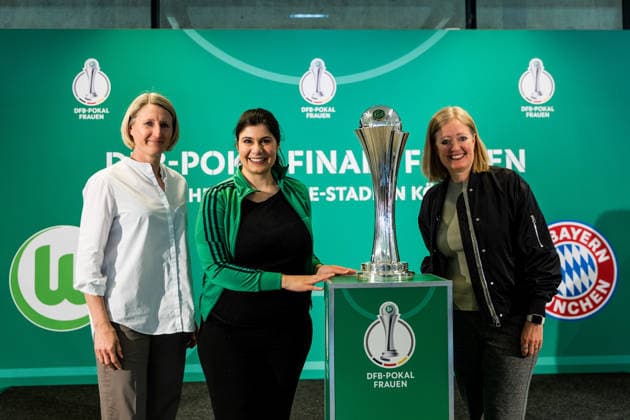 DFB-Pokal der Frauen: Finalistinnen-Talk & Cup-Handover; 09.04.2026 Sonja Fuss (Sportbotschafterin Stadt Köln), Derya Karadag (Bürgermeisterin der Stadt Köln) und Renate Lingor (DFB) posieren mit dem DFB Pokal der Frauen DFB-Pokal der Frauen: Finalistinnen-Talk & Cup-Handover, Köln, RheinEnergiestadion am 09.04.2026 Copyright: xBEAUTIFULxSPORTS Wunderlx