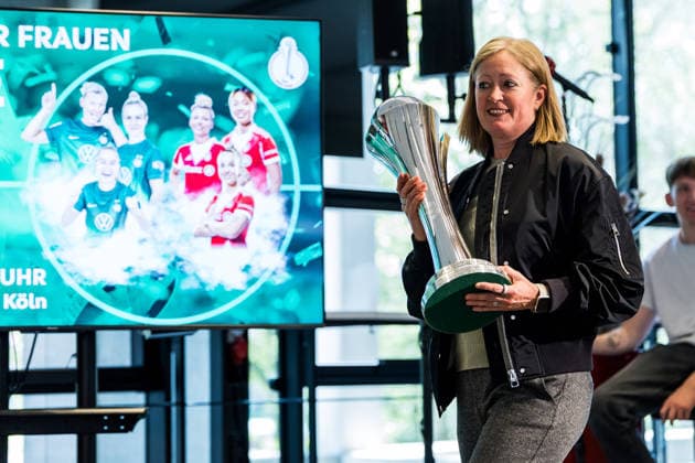 DFB-Pokal der Frauen: Finalistinnen-Talk & Cup-Handover; 09.04.2026 Renate Lingor (DFB) übergibt den DFB Pokal der Frauen an Derya Karadag (Bürgermeisterin der Stadt Köln) DFB-Pokal der Frauen: Finalistinnen-Talk & Cup-Handover, Köln, RheinEnergiestadion am 09.04.2026 Copyright: xBEAUTIFULxSPORTS Wunderlx
