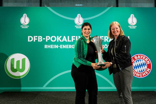 DFB-Pokal der Frauen: Finalistinnen-Talk & Cup-Handover; 09.04.2026 Renate Lingor (DFB) übergibt den DFB Pokal der Frauen an Derya Karadag (Bürgermeisterin der Stadt Köln) DFB-Pokal der Frauen: Finalistinnen-Talk & Cup-Handover, Köln, RheinEnergiestadion am 09.04.2026 Copyright: xBEAUTIFULxSPORTS Wunderlx
