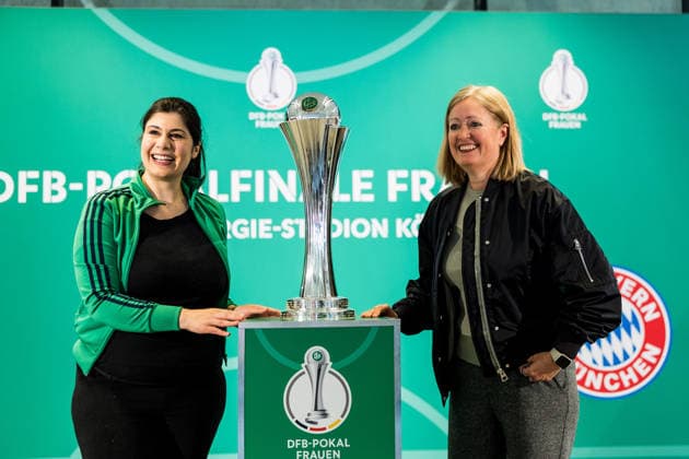 DFB-Pokal der Frauen: Finalistinnen-Talk & Cup-Handover; 09.04.2026 Renate Lingor (DFB) übergibt den DFB Pokal der Frauen an Derya Karadag (Bürgermeisterin der Stadt Köln) DFB-Pokal der Frauen: Finalistinnen-Talk & Cup-Handover, Köln, RheinEnergiestadion am 09.04.2026 Copyright: xBEAUTIFULxSPORTS Wunderlx