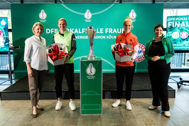 DFB-Pokal der Frauen: Finalistinnen-Talk & Cup-Handover; 09.04.2026 Sonja Fuss (Sportbotschafterin Stadt Köln), Alexandra Popp (VfL Wolfsburg), Anna Klink (FC Bayern München), Derya Karadag (Bürgermeisterin der Stadt Köln) posieren mit dem DFB Pokal der Frauen DFB-Pokal der Frauen: Finalistinnen-Talk & Cup-Handover, Köln, RheinEnergiestadion am 09.04.2026 Copyright: xBEAUTIFULxSPORTS Wunderlx