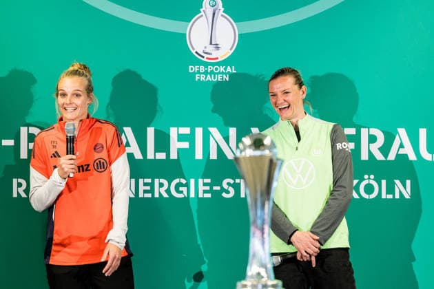 DFB-Pokal der Frauen: Finalistinnen-Talk & Cup-Handover; 09.04.2026 Anna Klink (FC Bayern München) und Alexandra Popp (VfL Wolfsburg) im Talk DFB-Pokal der Frauen: Finalistinnen-Talk & Cup-Handover, Köln, RheinEnergiestadion am 09.04.2026 Copyright: xBEAUTIFULxSPORTS Wunderlx