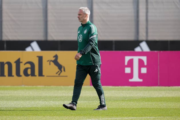 09.04.2026, xgrfx, Fussball DFB-Medientermine, Deutsche Frauennationalmannschaft - Training v.l. Christian Wück (Deutsche Frauennationalmannschaft) (DFL DFB REGULATIONS PROHIBIT ANY USE OF PHOTOGRAPHS as IMAGE SEQUENCES and or QUASI-VIDEO) Herzogenaurach