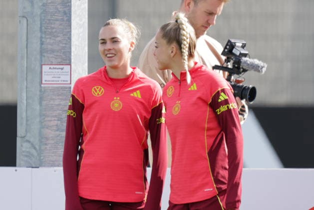 09.04.2026, xgrfx, Fussball DFB-Medientermine, Deutsche Frauennationalmannschaft - Training v.l. Laura Freigang, Giulia Gwinn (Deutsche Frauennationalmannschaft) (DFL DFB REGULATIONS PROHIBIT ANY USE OF PHOTOGRAPHS as IMAGE SEQUENCES and or QUASI-VIDEO) Herzogenaurach