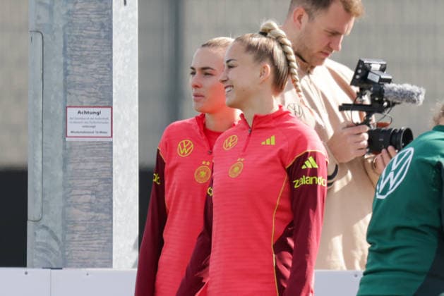 09.04.2026, xgrfx, Fussball DFB-Medientermine, Deutsche Frauennationalmannschaft - Training v.l. Laura Freigang, Giulia Gwinn (Deutsche Frauennationalmannschaft) (DFL DFB REGULATIONS PROHIBIT ANY USE OF PHOTOGRAPHS as IMAGE SEQUENCES and or QUASI-VIDEO) Herzogenaurach