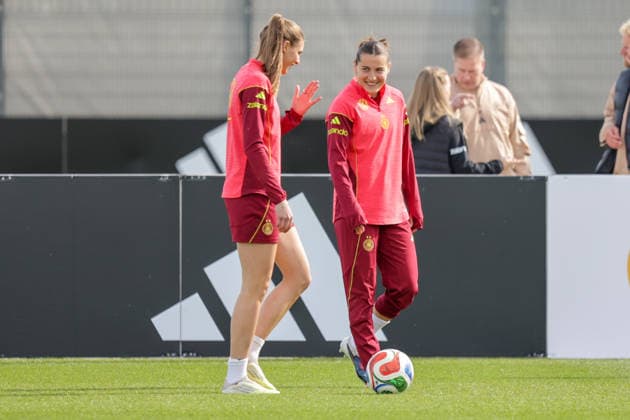 09.04.2026, xgrfx, Fussball DFB-Medientermine, Deutsche Frauennationalmannschaft - Training v.l. Jule Brand, Carlotta Wamser (Deutsche Frauennationalmannschaft) (DFL DFB REGULATIONS PROHIBIT ANY USE OF PHOTOGRAPHS as IMAGE SEQUENCES and or QUASI-VIDEO) Herzogenaurach