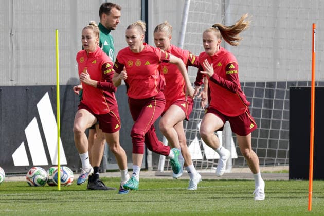 09.04.2026, xgrfx, Fussball DFB-Medientermine, Deutsche Frauennationalmannschaft - Training v.l. Giulia Gwinn, Laura Freigang, Vivien Endemann (Deutsche Frauennationalmannschaft) (DFL DFB REGULATIONS PROHIBIT ANY USE OF PHOTOGRAPHS as IMAGE SEQUENCES and or QUASI-VIDEO) Herzogenaurach