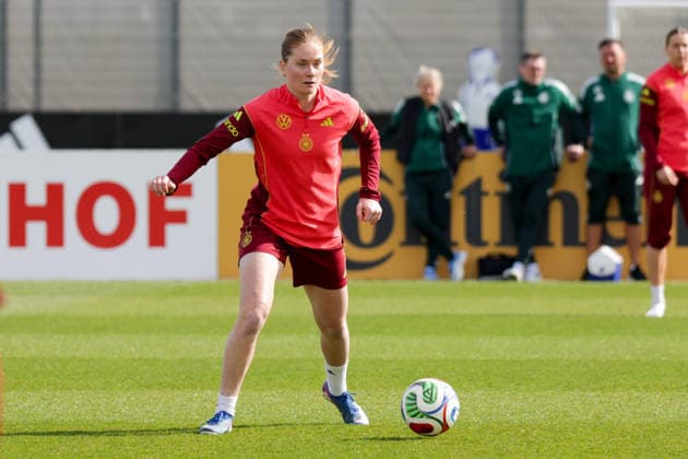 09.04.2026, xgrfx, Fussball DFB-Medientermine, Deutsche Frauennationalmannschaft - Training v.l. Sjoeke Nüsken (Deutsche Frauennationalmannschaft) (DFL DFB REGULATIONS PROHIBIT ANY USE OF PHOTOGRAPHS as IMAGE SEQUENCES and or QUASI-VIDEO) Herzogenaurach