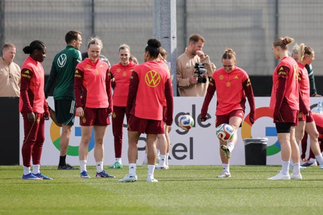 09.04.2026, xgrfx, Fussball DFB-Medientermine, Deutsche Frauennationalmannschaft - Training v.l. Nicole Anyomi, Franziska Kett, Shekiera Martinez, Lisanne Gräwe, Jella Veit (Deutsche Frauennationalmannschaft) (DFL DFB REGULATIONS PROHIBIT ANY USE OF PHOTOGRAPHS as IMAGE SEQUENCES and or QUASI-VIDEO) Herzogenaurach