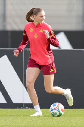 09.04.2026, xgrfx, Fussball DFB-Medientermine, Deutsche Frauennationalmannschaft - Training v.l. Jule Brand (Deutsche Frauennationalmannschaft) (DFL DFB REGULATIONS PROHIBIT ANY USE OF PHOTOGRAPHS as IMAGE SEQUENCES and or QUASI-VIDEO) Herzogenaurach