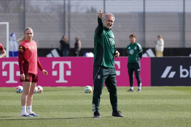 09.04.2026, xgrfx, Fussball DFB-Medientermine, Deutsche Frauennationalmannschaft - Training v.l. Elisa Senß, Christian Wück (Deutsche Frauennationalmannschaft) (DFL DFB REGULATIONS PROHIBIT ANY USE OF PHOTOGRAPHS as IMAGE SEQUENCES and or QUASI-VIDEO) Herzogenaurach