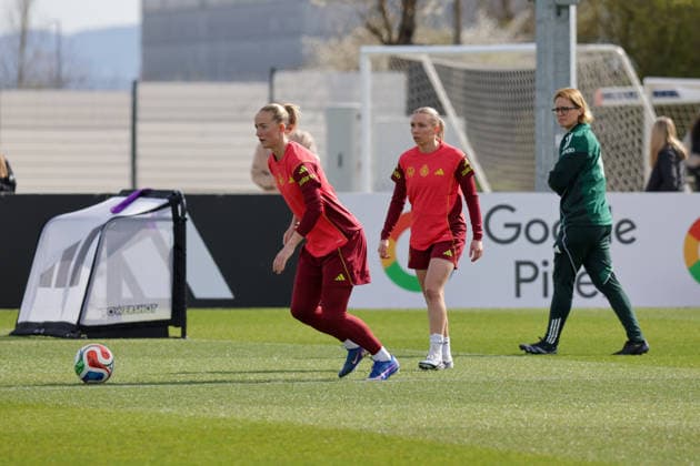 09.04.2026, xgrfx, Fussball DFB-Medientermine, Deutsche Frauennationalmannschaft - Training v.l. Lea Schüller, Elisa Senß, Saskia Bartusiak (Deutsche Frauennationalmannschaft) (DFL DFB REGULATIONS PROHIBIT ANY USE OF PHOTOGRAPHS as IMAGE SEQUENCES and or QUASI-VIDEO) Herzogenaurach