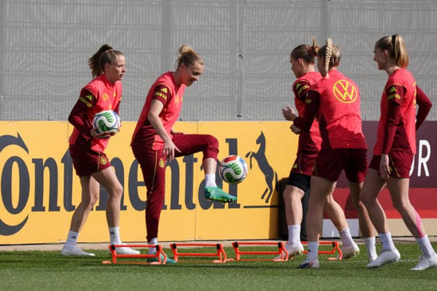 09.04.2026, xgrfx, Fussball DFB-Medientermine, Deutsche Frauennationalmannschaft - Training v.l. Vivien Endemann, Laura Freigang (Deutsche Frauennationalmannschaft) (DFL DFB REGULATIONS PROHIBIT ANY USE OF PHOTOGRAPHS as IMAGE SEQUENCES and or QUASI-VIDEO) Herzogenaurach