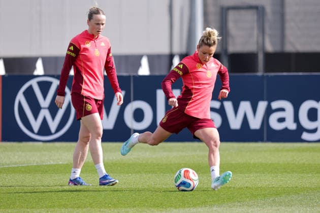 09.04.2026, xgrfx, Fussball DFB-Medientermine, Deutsche Frauennationalmannschaft - Training v.l. Franziska Kett, Linda Dallmann (Deutsche Frauennationalmannschaft) (DFL DFB REGULATIONS PROHIBIT ANY USE OF PHOTOGRAPHS as IMAGE SEQUENCES and or QUASI-VIDEO) Herzogenaurach