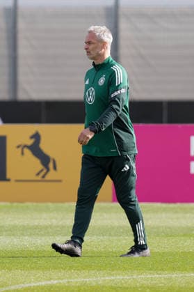 09.04.2026, xgrfx, Fussball DFB-Medientermine, Deutsche Frauennationalmannschaft - Training v.l. Christian Wück (Deutsche Frauennationalmannschaft) (DFL DFB REGULATIONS PROHIBIT ANY USE OF PHOTOGRAPHS as IMAGE SEQUENCES and or QUASI-VIDEO) Herzogenaurach