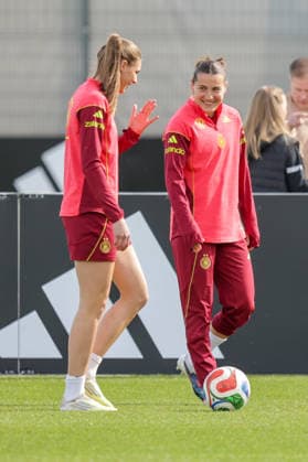 09.04.2026, xgrfx, Fussball DFB-Medientermine, Deutsche Frauennationalmannschaft - Training v.l. Jule Brand, Carlotta Wamser (Deutsche Frauennationalmannschaft) (DFL DFB REGULATIONS PROHIBIT ANY USE OF PHOTOGRAPHS as IMAGE SEQUENCES and or QUASI-VIDEO) Herzogenaurach