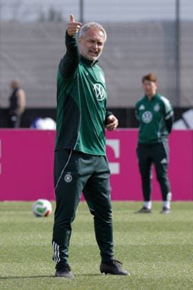 09.04.2026, xgrfx, Fussball DFB-Medientermine, Deutsche Frauennationalmannschaft - Training v.l. Elisa Senß, Christian Wück (Deutsche Frauennationalmannschaft) (DFL DFB REGULATIONS PROHIBIT ANY USE OF PHOTOGRAPHS as IMAGE SEQUENCES and or QUASI-VIDEO) Herzogenaurach
