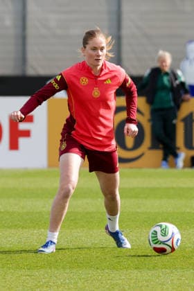 09.04.2026, xgrfx, Fussball DFB-Medientermine, Deutsche Frauennationalmannschaft - Training v.l. Sjoeke Nüsken (Deutsche Frauennationalmannschaft) (DFL DFB REGULATIONS PROHIBIT ANY USE OF PHOTOGRAPHS as IMAGE SEQUENCES and or QUASI-VIDEO) Herzogenaurach