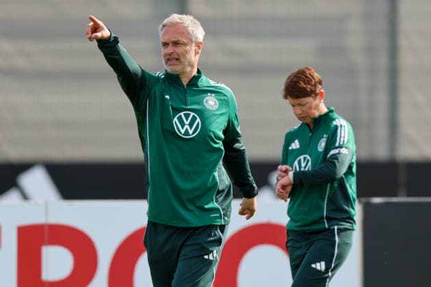 Herzogenaurach, Deutschland 09. April 2026: Länderspielmaßnahme der deutschen Fußballnationalmannschaft der Frauen zur Vorbereitung auf die WM-Qualifikation in Herzogenaurach - Training Im Bild: Bundestrainer Christian Wück Wueck (Deutschland), im Hintergrund neben ihm Co-Trainerin Maren Meinert (Deutschland) Copyright: HMBxMedia MadeleinexFantini