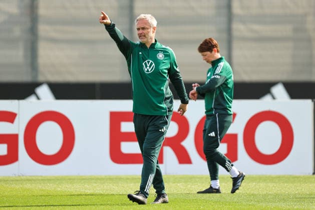 Herzogenaurach, Deutschland 09. April 2026: Länderspielmaßnahme der deutschen Fußballnationalmannschaft der Frauen zur Vorbereitung auf die WM-Qualifikation in Herzogenaurach - Training Im Bild: Bundestrainer Christian Wück Wueck (Deutschland), im Hintergrund neben ihm Co-Trainerin Maren Meinert (Deutschland) Copyright: HMBxMedia MadeleinexFantini