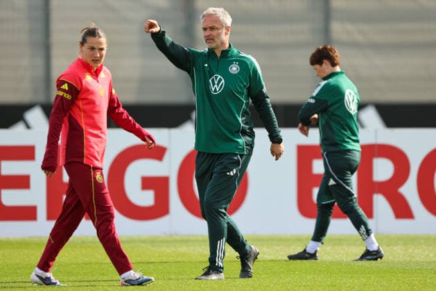 Herzogenaurach, Deutschland 09. April 2026: Länderspielmaßnahme der deutschen Fußballnationalmannschaft der Frauen zur Vorbereitung auf die WM-Qualifikation in Herzogenaurach - Training Im Bild: v.li. Carlotta Wamser (Deutschland) und Bundestrainer Christian Wück Wueck (Deutschland) Copyright: HMBxMedia MadeleinexFantini