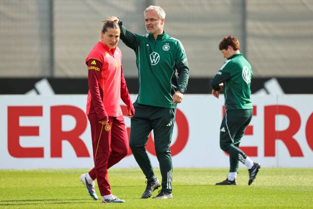 Herzogenaurach, Deutschland 09. April 2026: Länderspielmaßnahme der deutschen Fußballnationalmannschaft der Frauen zur Vorbereitung auf die WM-Qualifikation in Herzogenaurach - Training Im Bild: v.li. Carlotta Wamser (Deutschland) und Bundestrainer Christian Wück Wueck (Deutschland) Copyright: HMBxMedia MadeleinexFantini