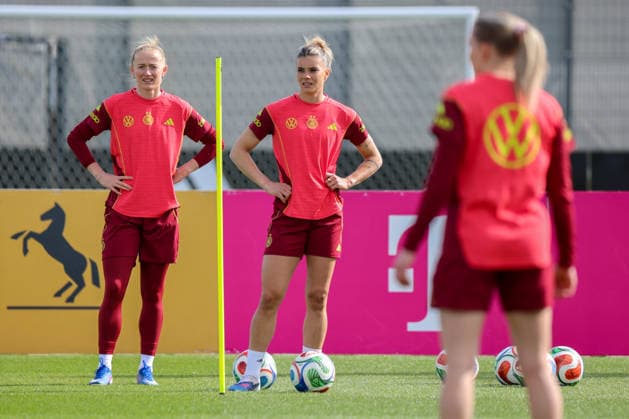 Herzogenaurach, Deutschland 09. April 2026: Länderspielmaßnahme der deutschen Fußballnationalmannschaft der Frauen zur Vorbereitung auf die WM-Qualifikation in Herzogenaurach - Training Im Bild: v.li. Lea Schüller Schueller (Deutschland) und Selina Cerci (Deutschland) Copyright: HMBxMedia MadeleinexFantini