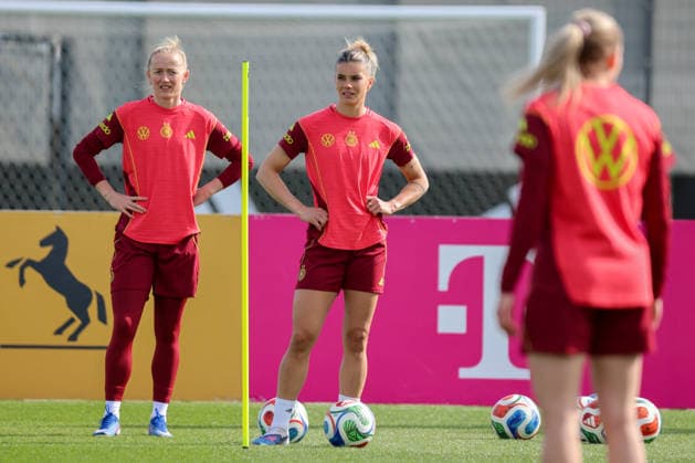 Herzogenaurach, Deutschland 09. April 2026: Länderspielmaßnahme der deutschen Fußballnationalmannschaft der Frauen zur Vorbereitung auf die WM-Qualifikation in Herzogenaurach - Training Im Bild: v.li. Lea Schüller Schueller (Deutschland) und Selina Cerci (Deutschland) Copyright: HMBxMedia MadeleinexFantini
