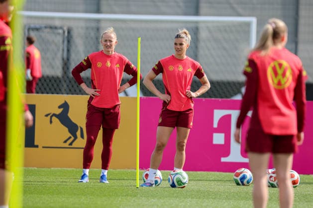 Herzogenaurach, Deutschland 09. April 2026: Länderspielmaßnahme der deutschen Fußballnationalmannschaft der Frauen zur Vorbereitung auf die WM-Qualifikation in Herzogenaurach - Training Im Bild: v.li. Lea Schüller Schueller (Deutschland) und Selina Cerci (Deutschland) Copyright: HMBxMedia MadeleinexFantini