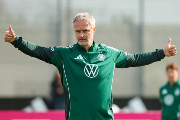 Herzogenaurach, Deutschland 09. April 2026: Länderspielmaßnahme der deutschen Fußballnationalmannschaft der Frauen zur Vorbereitung auf die WM-Qualifikation in Herzogenaurach - Training Im Bild: Bundestrainer Christian Wück Wueck (Deutschland) Copyright: HMBxMedia MadeleinexFantini
