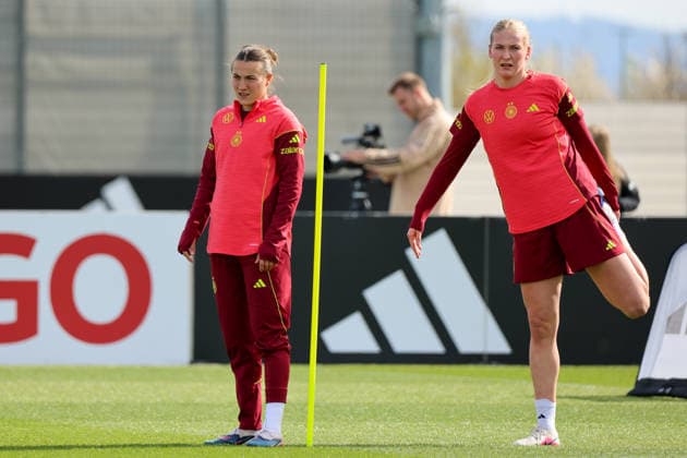 Herzogenaurach, Deutschland 09. April 2026: Länderspielmaßnahme der deutschen Fußballnationalmannschaft der Frauen zur Vorbereitung auf die WM-Qualifikation in Herzogenaurach - Training Im Bild: v.li. Carlotta Wamser (Deutschland) und Camilla Küver Kuever (Deutschland) Copyright: HMBxMedia MadeleinexFantini
