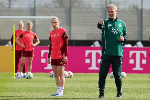 Herzogenaurach, Deutschland 09. April 2026: Länderspielmaßnahme der deutschen Fußballnationalmannschaft der Frauen zur Vorbereitung auf die WM-Qualifikation in Herzogenaurach - Training Im Bild: v.li. Elisa Senß Senss (Deutschland) und Bundestrainer Christian Wück Wueck (Deutschland) Copyright: HMBxMedia MadeleinexFantini